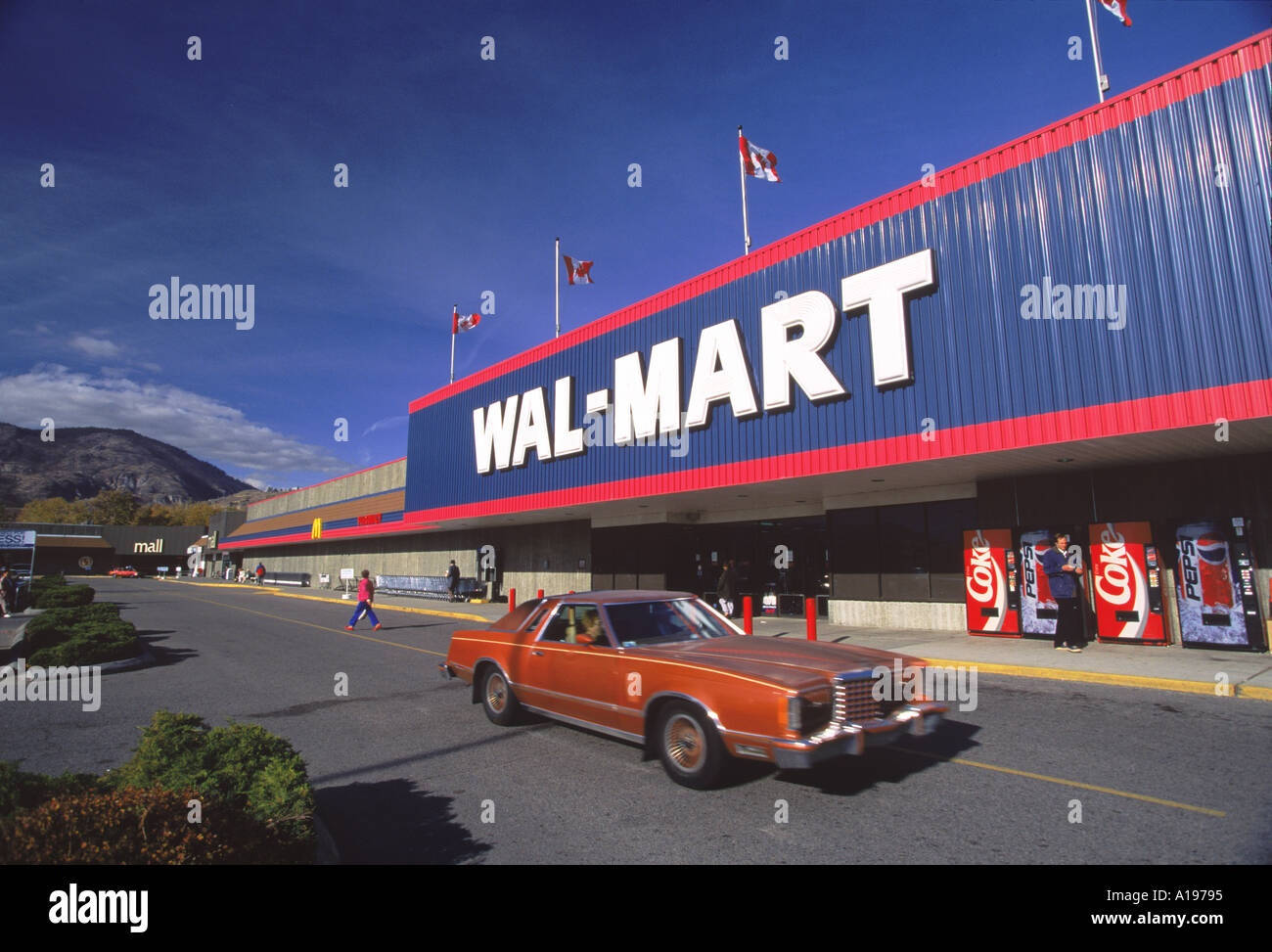 Auto e macchine di coke fuori Wal Mart uno del più grande archivio generale delle catene in America del Nord a Penticton in sud Foto Stock