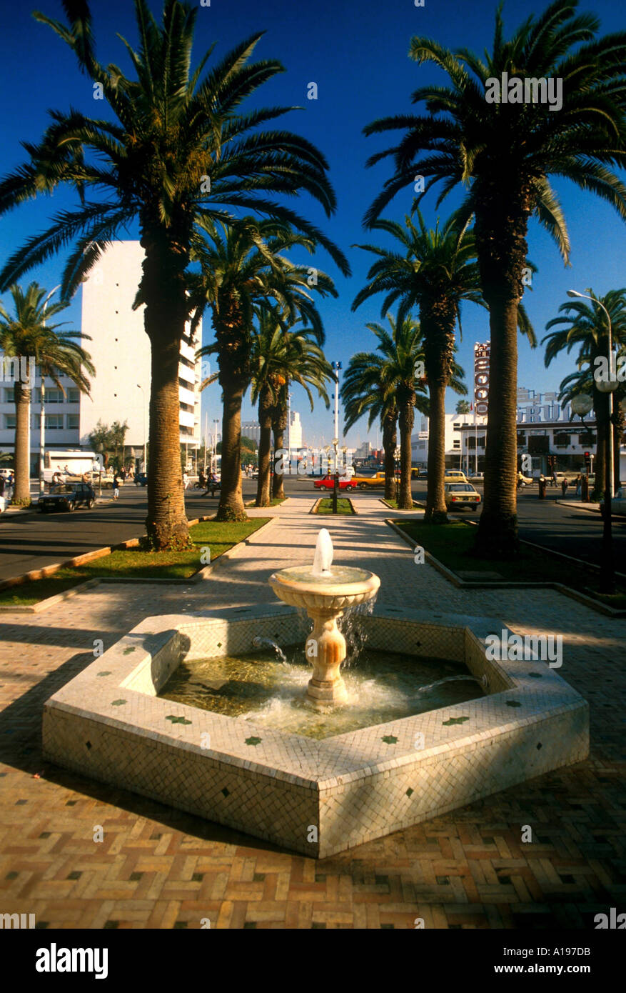 Fontana di acqua e palme sulla passeggiata sul Boulevard Mohammed el Hansali Casablanca Marocco Africa R Francesco Foto Stock