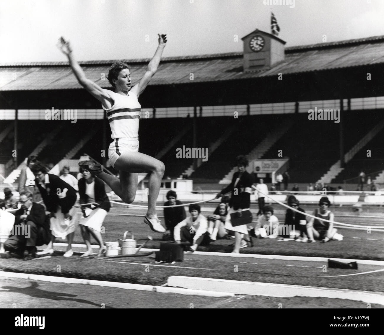 Maria RAND UK via e il campo sportivo nel 1964 l'anno lei ottiene un mondo olimpico a lungo il record di salto di 6.76m Foto Stock