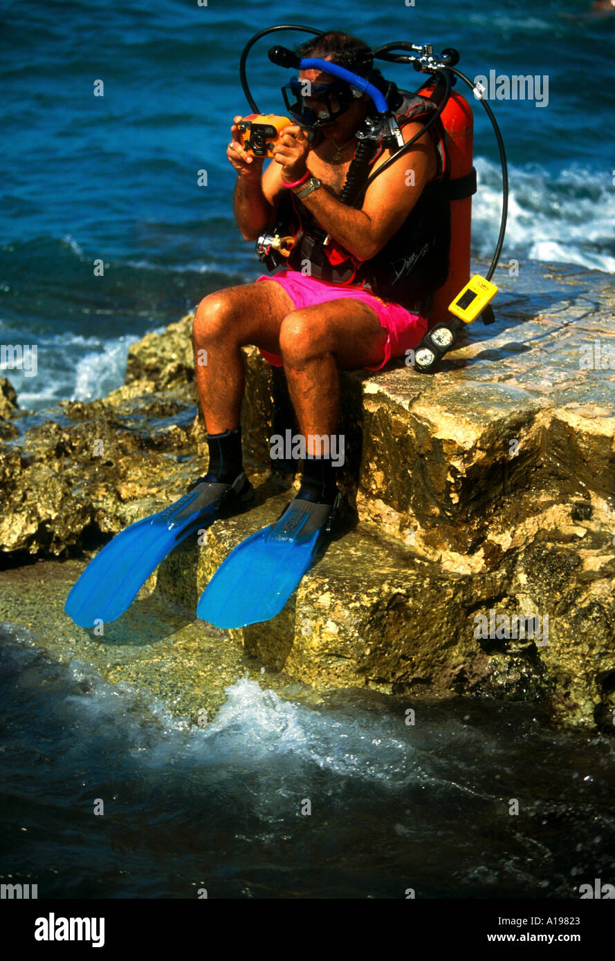 L uomo si prepara a immersione a Chankanaab Park famoso per la sua superba Coral reef sull isola di Cozumel off nella penisola dello Yucatan Foto Stock