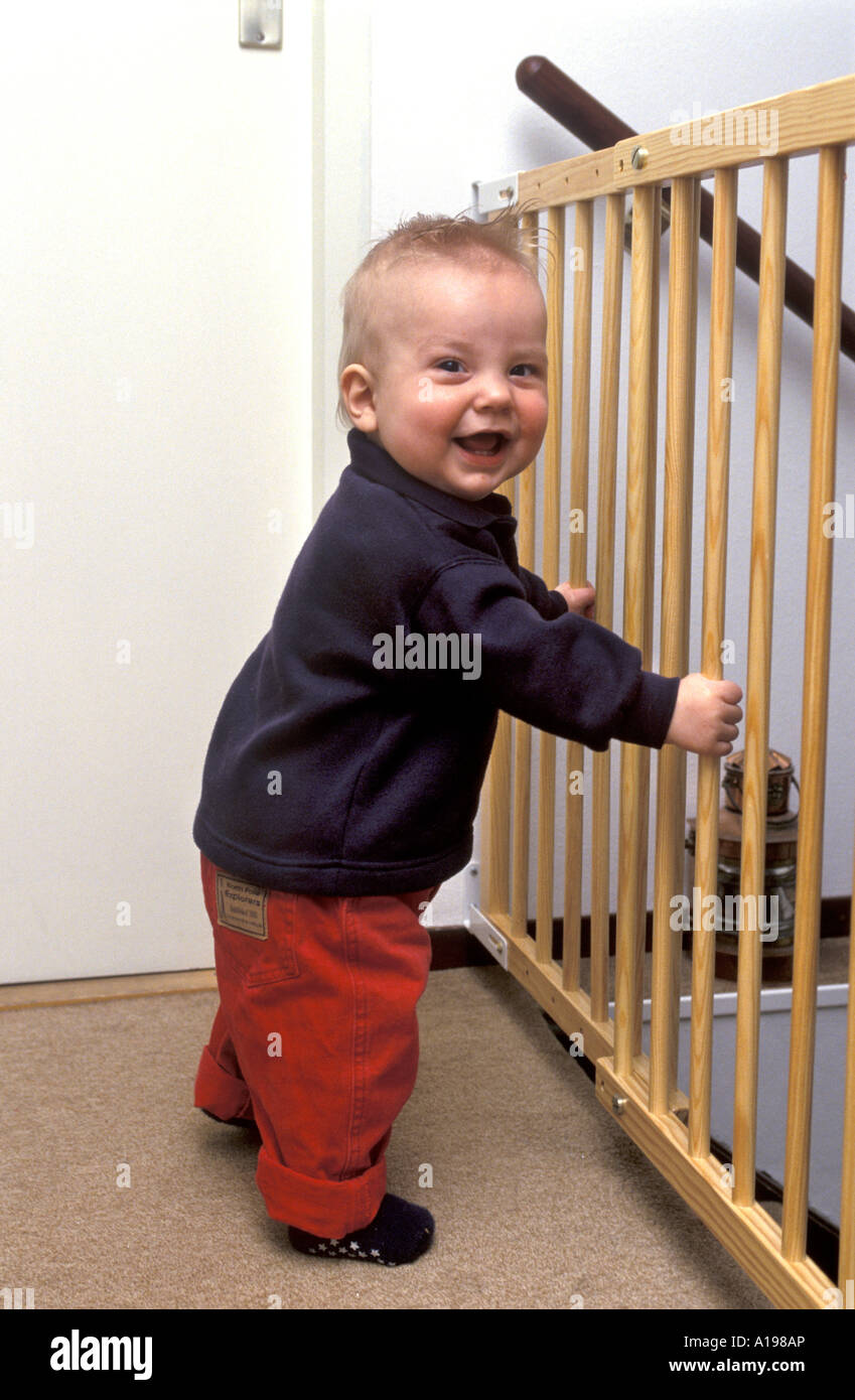 Little Boy che lo standig davanti a una scala di sicurezza porta Foto Stock