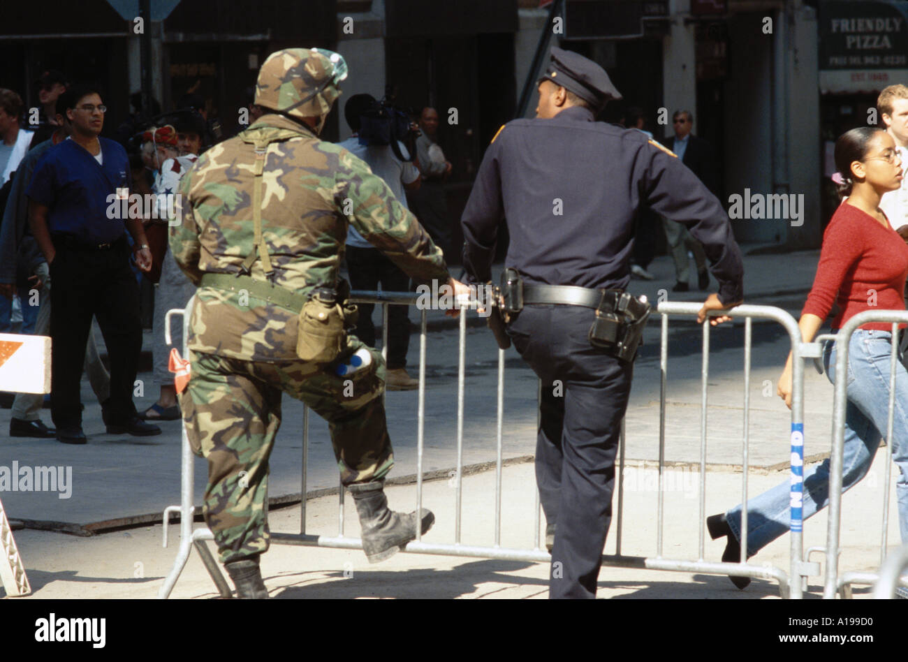 Manning barricate New York NY USA Foto Stock