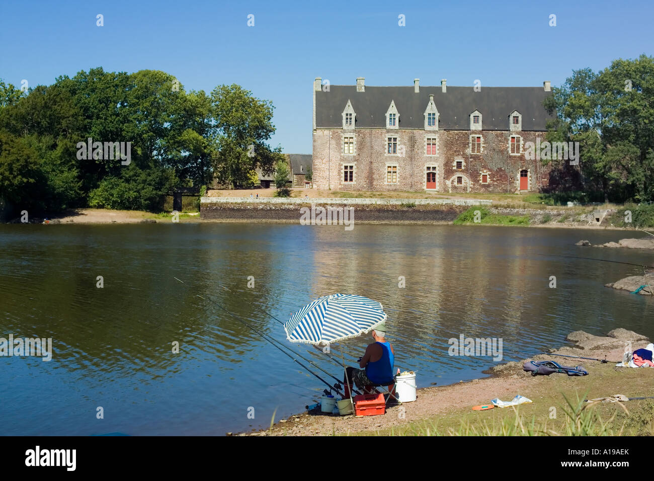 L'uomo angling in Vivian's lake, il castello di Comper, Bretagna Francia Europa Foto Stock