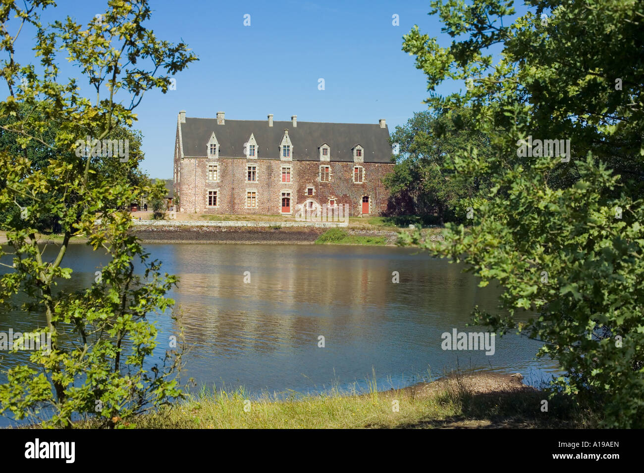Vivian's lake e il castello di Comper, Château de Comper, Brocéliande foresta, Ille-et-Vilaine, Bretagne, Bretagna, Francia, Europa Foto Stock