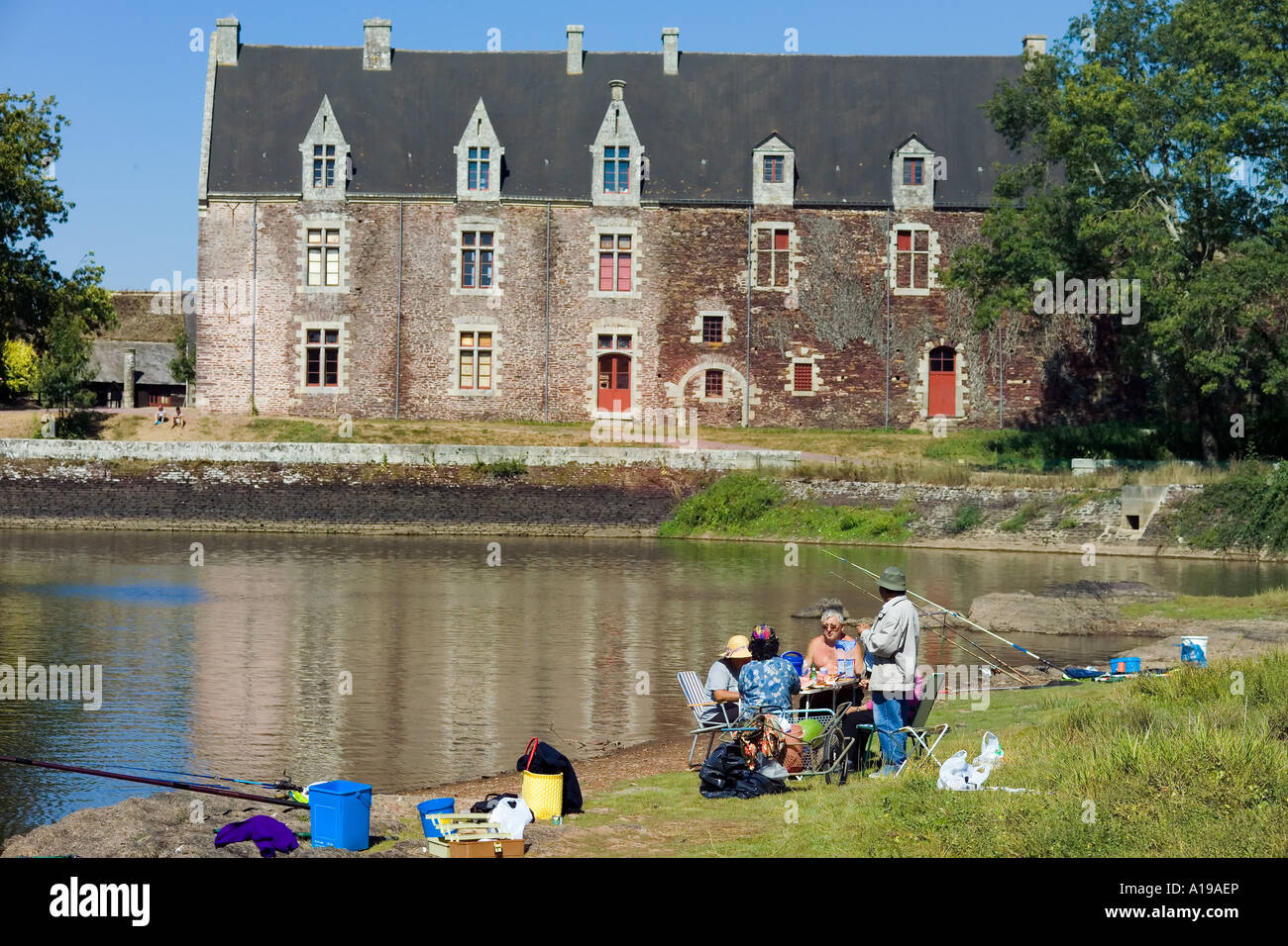 I pescatori pesca e fare picnic, Vivian's lake, il castello di Comper, Paimpont bosco incantato, Concoret, Morbihan, in Bretagna, in Francia, in Europa Foto Stock
