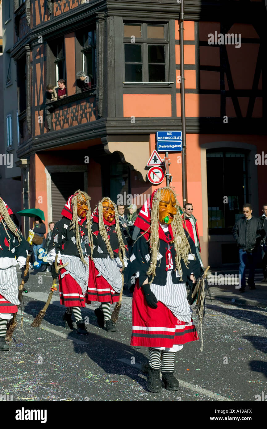 Francia Alsazia Strasburgo sfilata di carnevale gruppo di streghe Foto Stock