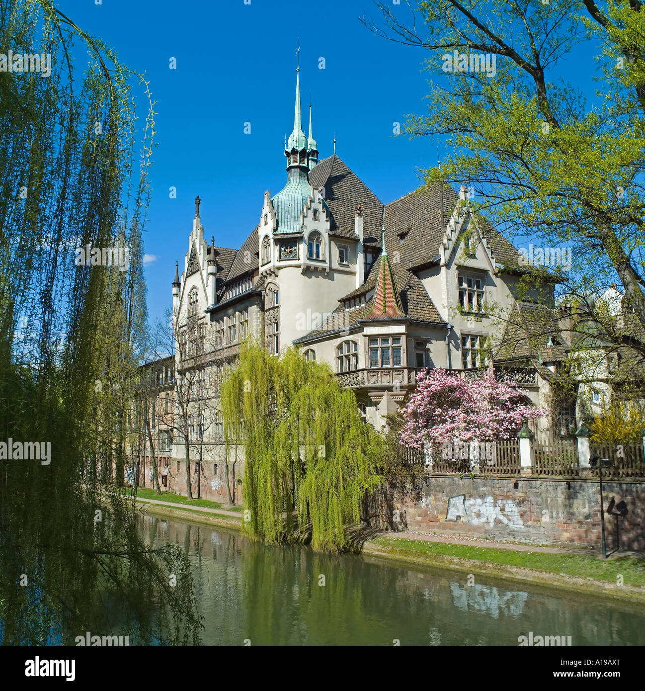 Lycée des Pontonniers, internazionale di alta scuola, fiume Ill, primavera, Strasburgo, Alsazia, Francia, Europa Foto Stock