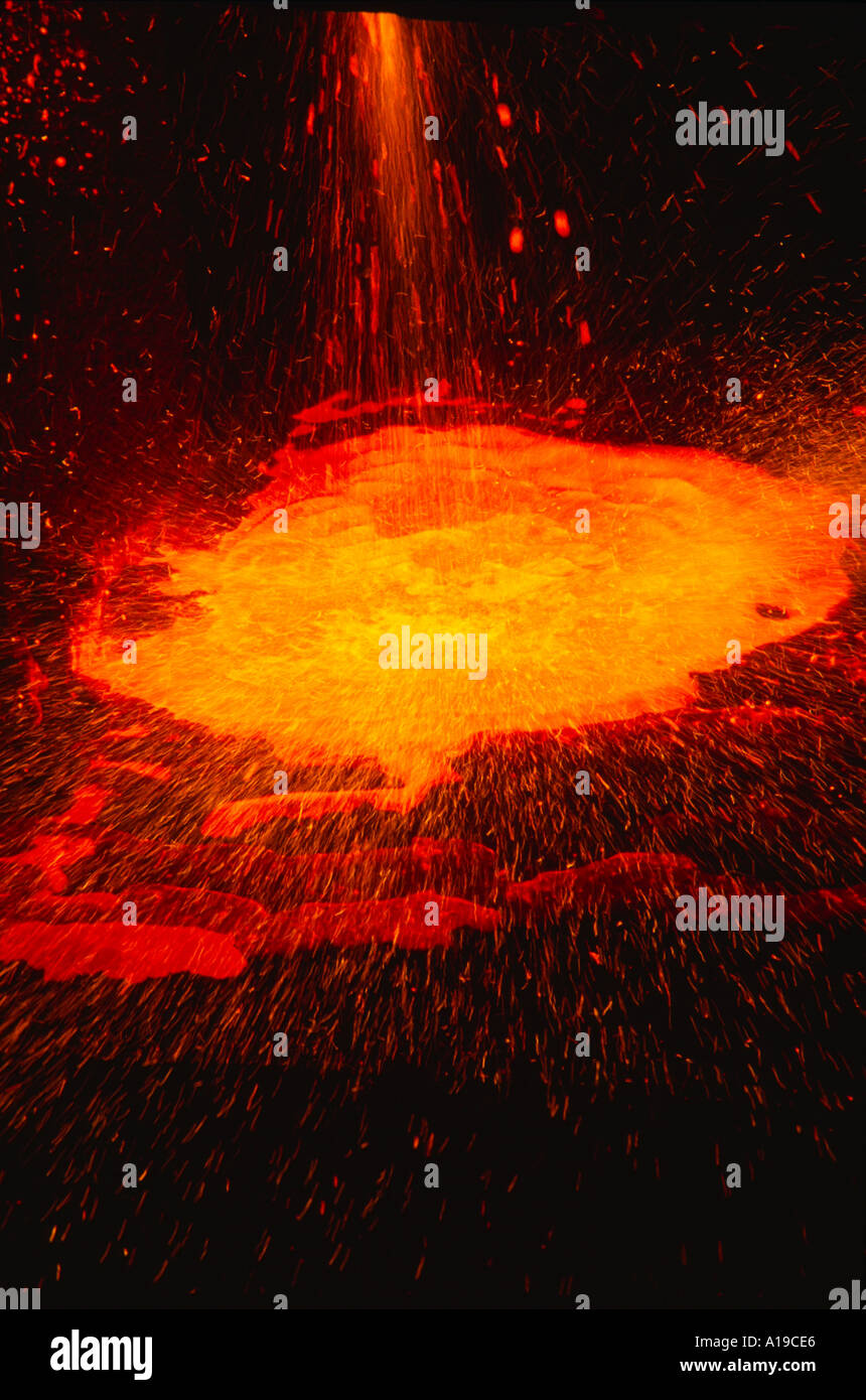 Acciaio fuso versare dal taglio plasma enorme di billetta in acciaio Foto Stock