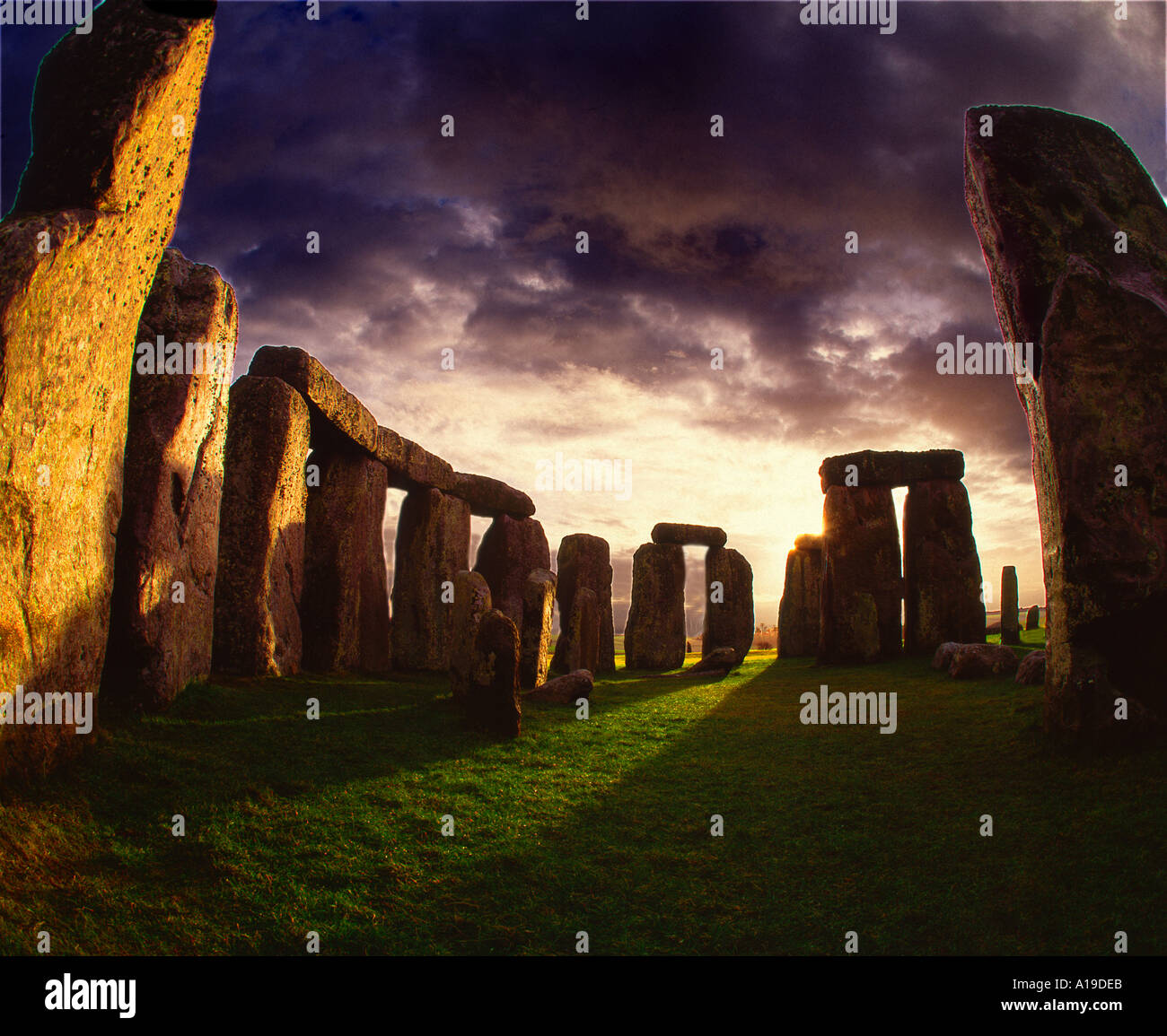 Stonehenge Salisbury Plain Inghilterra sunrise solstizio d'inverno più antica macchina per calcolare una macchina del tempo progettato per portare la potenza Foto Stock