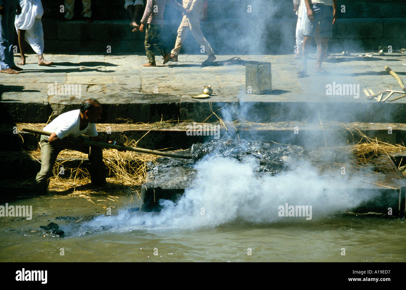 La cremazione dalla banca del fiume- Pataan Nepal Foto Stock