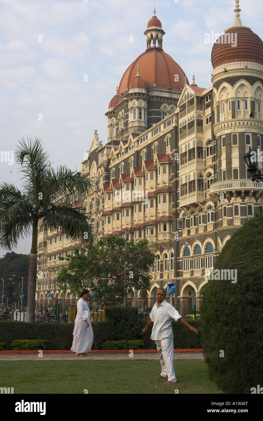 India Maharashtra Mumbai Colaba Taj Mahal hotel Intercontinental vista da vicino giardino pubblico con gli ospiti in attuazione di mattina Foto Stock