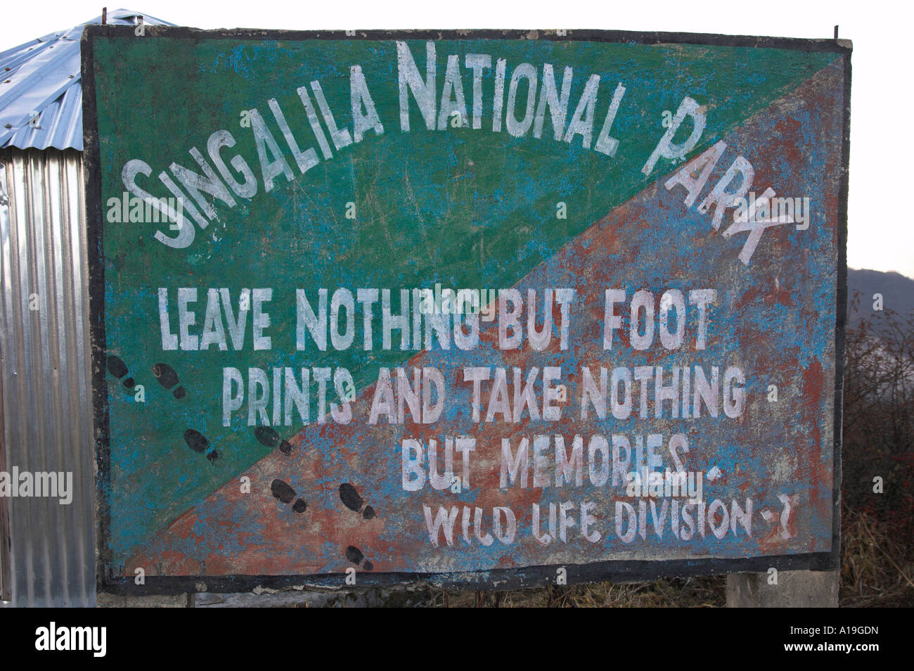 India Bengala Occidentale Himalaya gamma area di Darjeeling Singalila trek sandakphu parco nazionale di poster che dice non lasciano nulla ma footprin Foto Stock