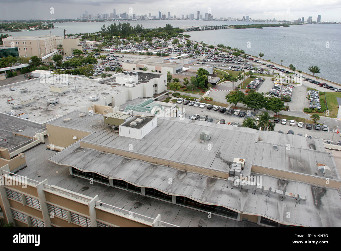 Miami Beach Florida,Mount Sinai Medical Center,centro,ospedale,assistenza sanitaria,Biscayne Bay,edificio,architettura design,tetto,parcheggio,parcheggio auto p Foto Stock