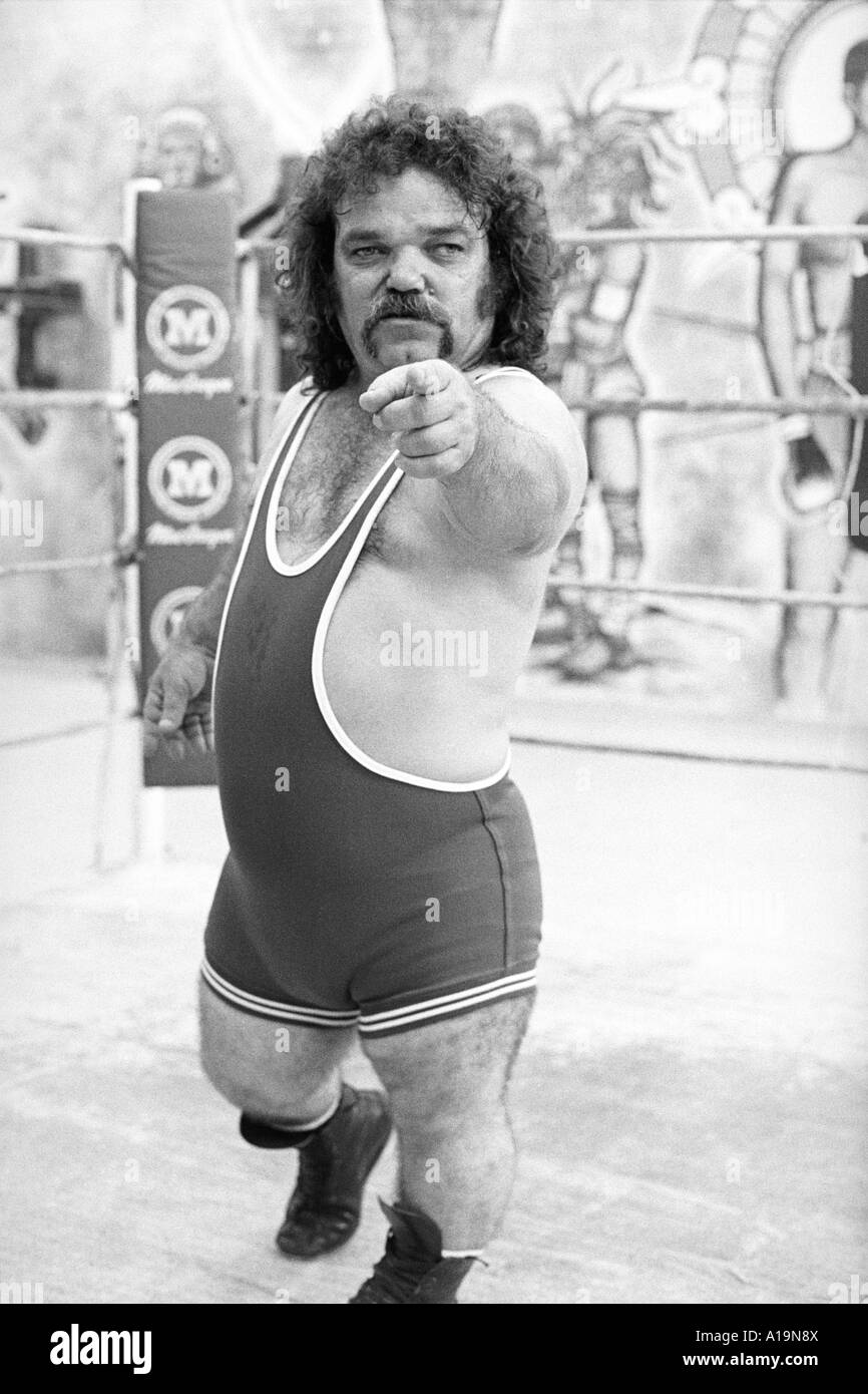 Sporco dan professional wrestler midget nel 1980 s promo allenamento Foto Stock