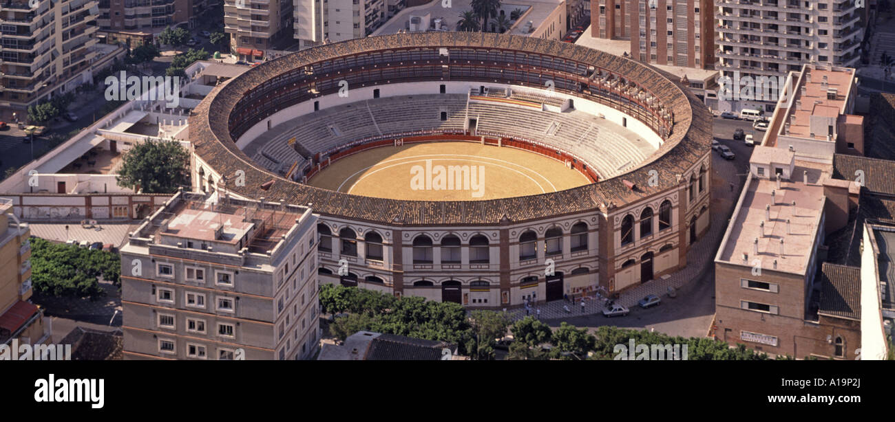 Veduta aerea di sedici lati poligono la Malagueta bullring e alti appartamenti case accanto al Mar Mediterraneo Malaga Costa del Sol Andalucía Spagna Foto Stock