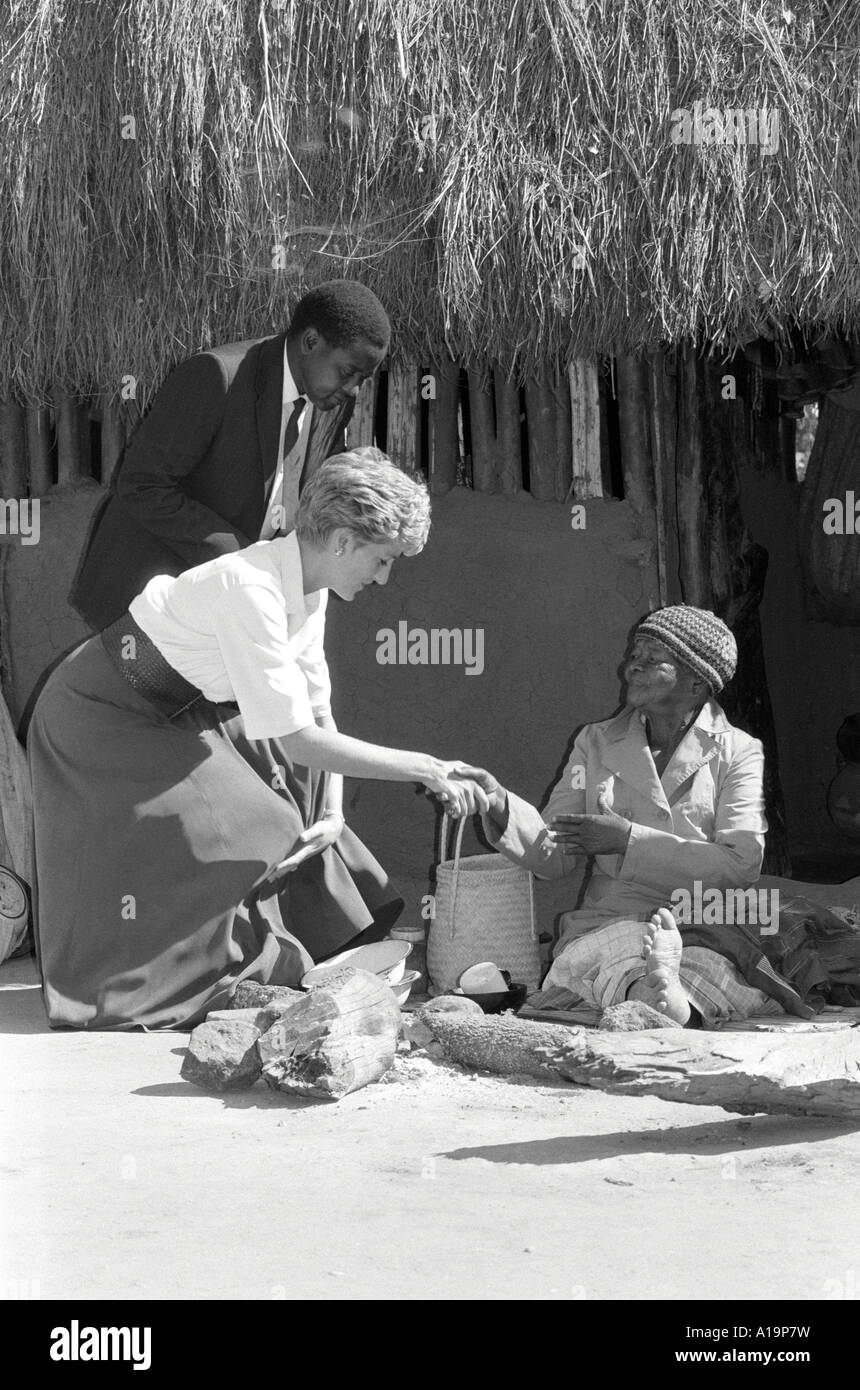 B/W di Diana, Principessa del Galles, che parla con una anziana mozambicana al campo profughi di Tgongora durante il suo tour di lavoro del 1993, Zimbabwe, Africa Foto Stock