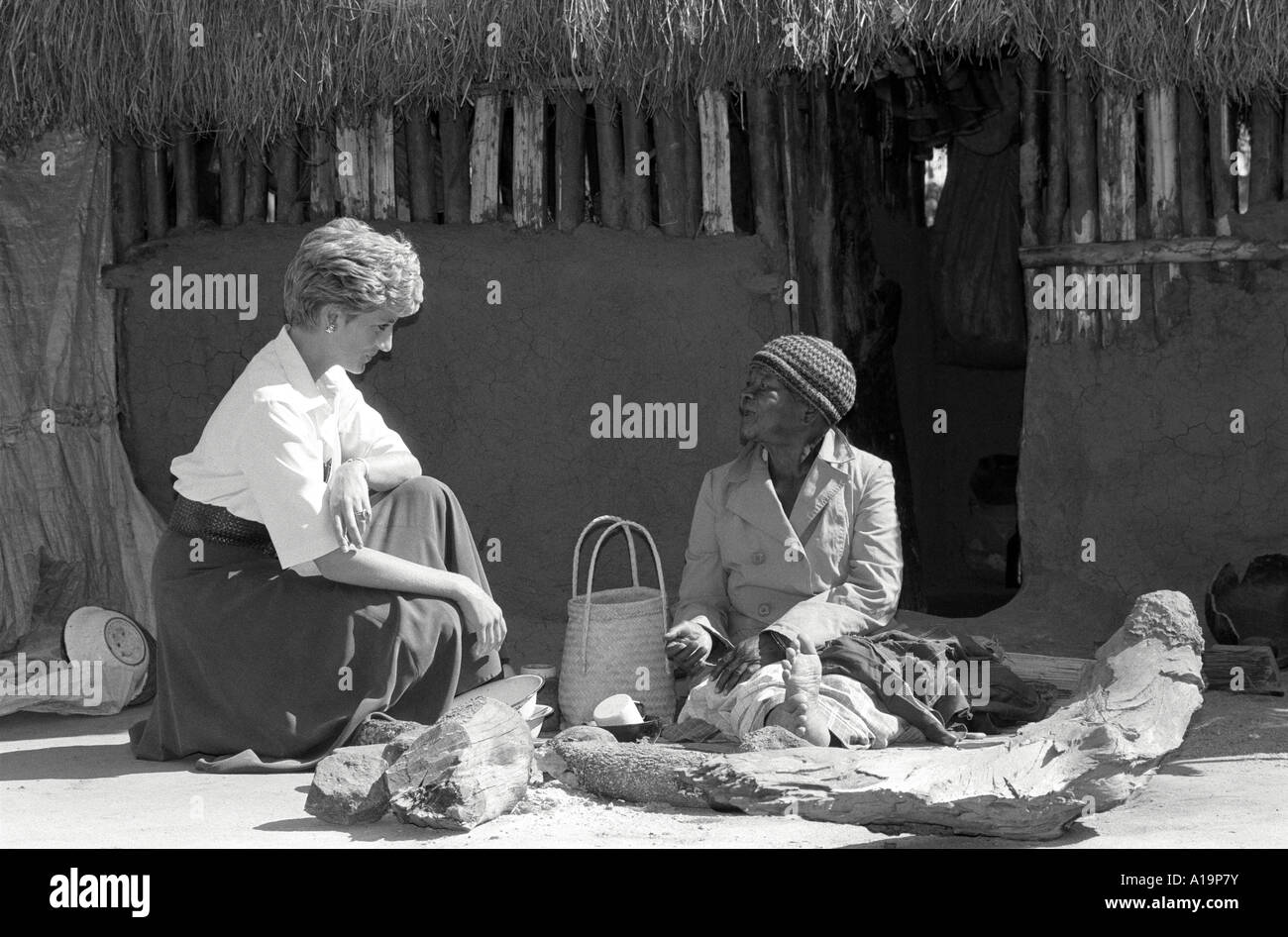 B/W della principessa Diana che parla con una donna mozambicana anziana al campo profughi di Tgongora, Zimbabwe Foto Stock