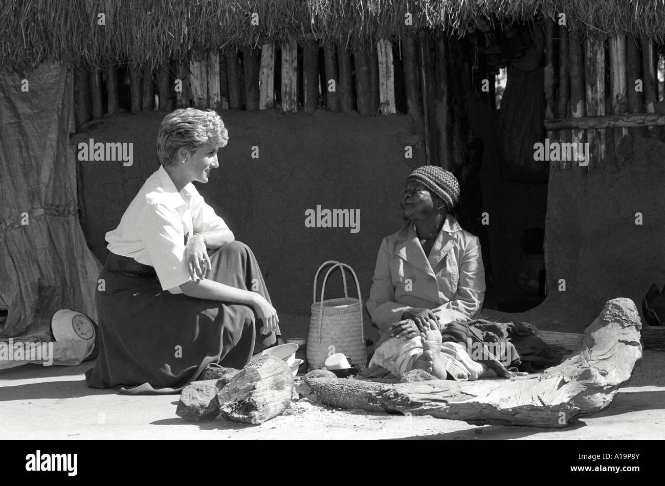 B/N di Diana, Principessa del Galles, durante il suo tour in1993, parlando con una anziana mozambicana al campo profughi di Tgongora, Zimbabwe, Africa Foto Stock