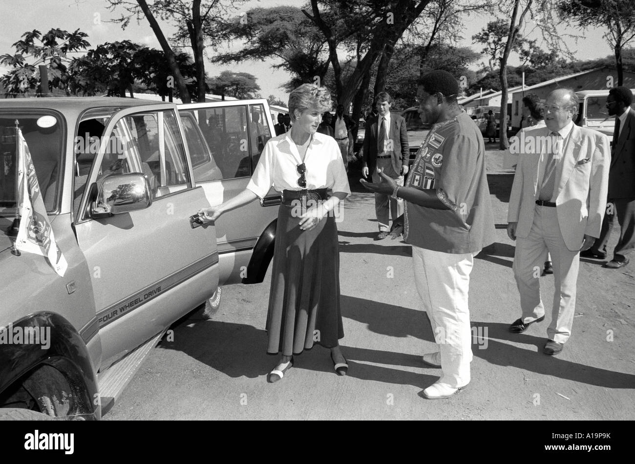 B/N di Diana, Principessa del Galles durante il suo tour di lavoro del 1993 come Patrono di diverse associazioni di beneficenza in Zimbabwe, Africa Foto Stock