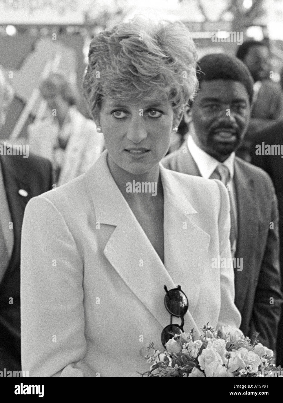 Ritratto B/N della Principessa Diana che porta un bouquet di fiori di benvenuto durante la sua visita del 1993 alla Croce Rossa di cui è Patrona. Harare, Zimbabwe Foto Stock