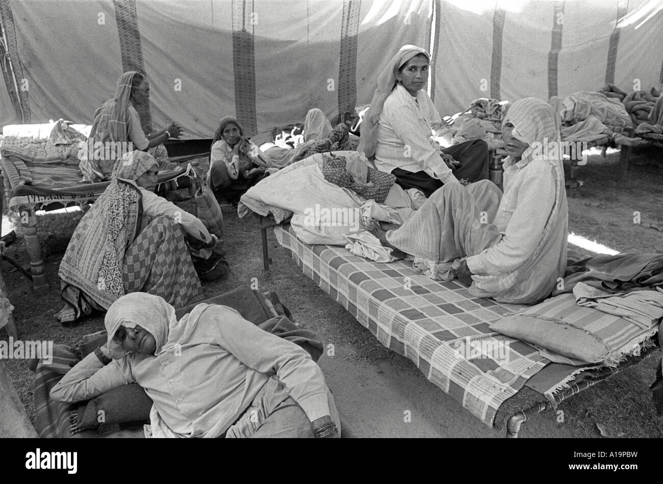 B/N di pazienti anziani in ripresa da operazioni di cataratta in un campo di trattamento degli occhi in Rajasthan rurale, India Foto Stock