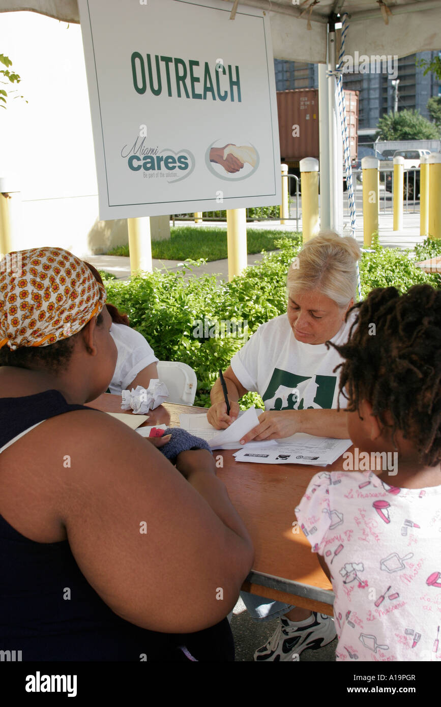 Miami Florida,Miami Cares Day,senza casa,Beggar,servizi gratuiti,poveri,povertà,tossicodipendenti,consulenza,outreach,Black Blacks African African African African Minority,Moth Foto Stock