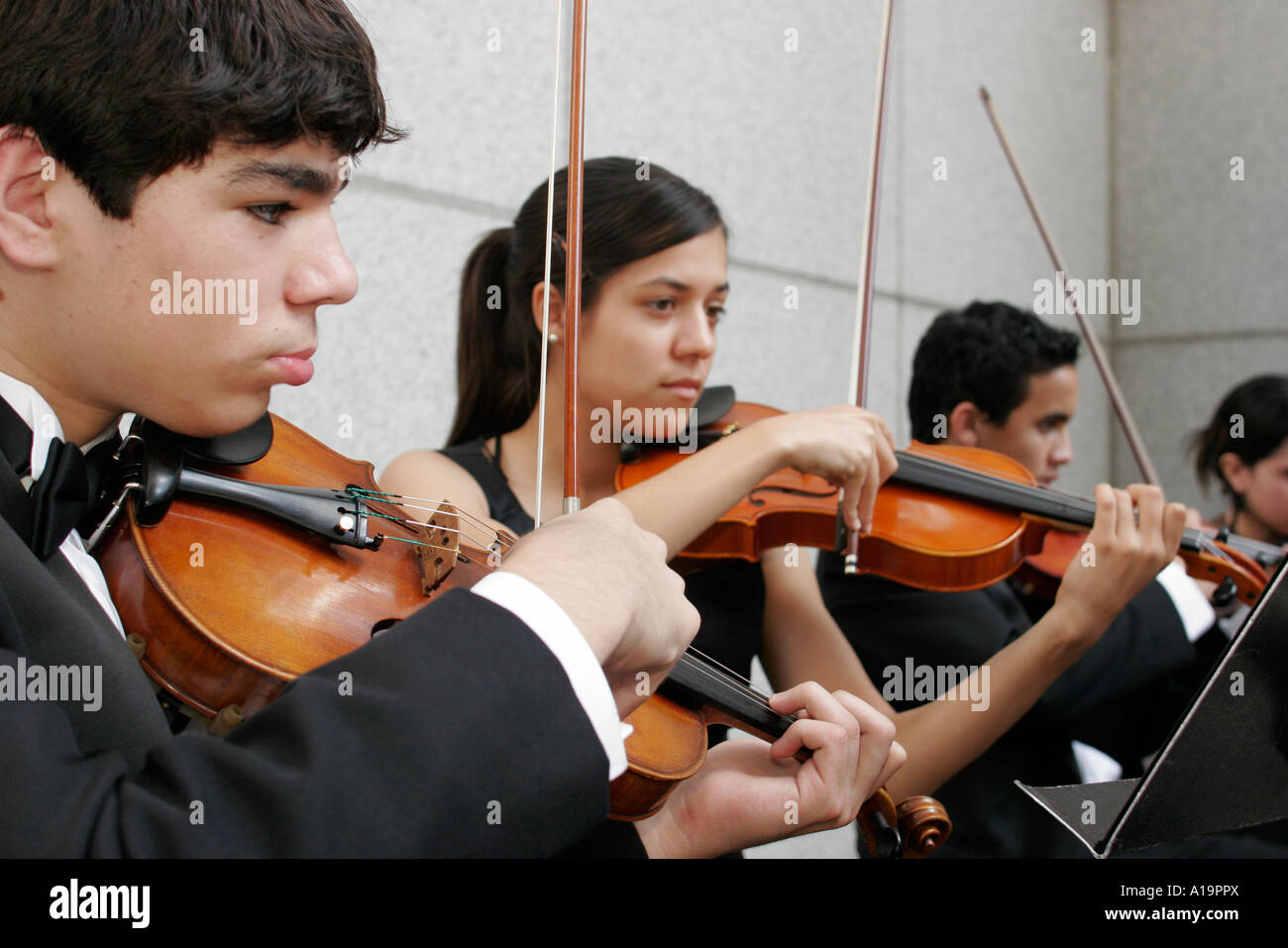 Miami Florida,Southeast Financial Center,Southeast,centro,Holiday Concert,Westminster Christian School Orchestra,Student students violin,FL061207090 Foto Stock