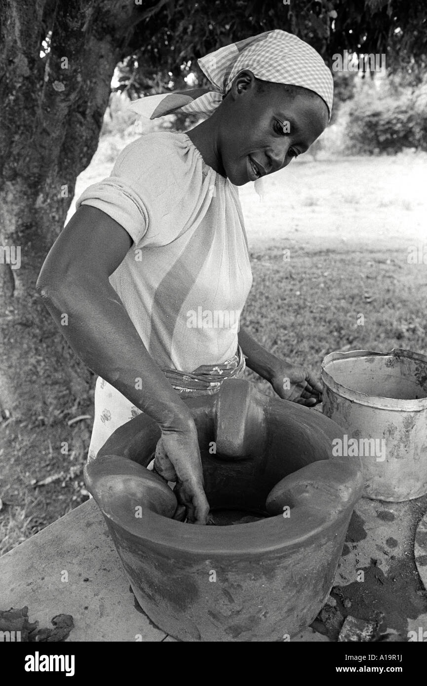 B / W di un vasaio femmina che fa una stufa di cottura a combustibile-efficiente di Upesi ad una cooperativa delle donne. Kisumu, Kenya Foto Stock