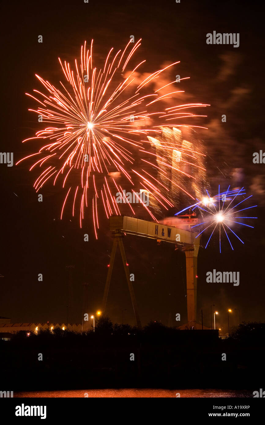 Belfast fuochi d'artificio al di sopra di una delle gru giganti del vecchio Harland & Wolf Cantiere Navale Foto Stock