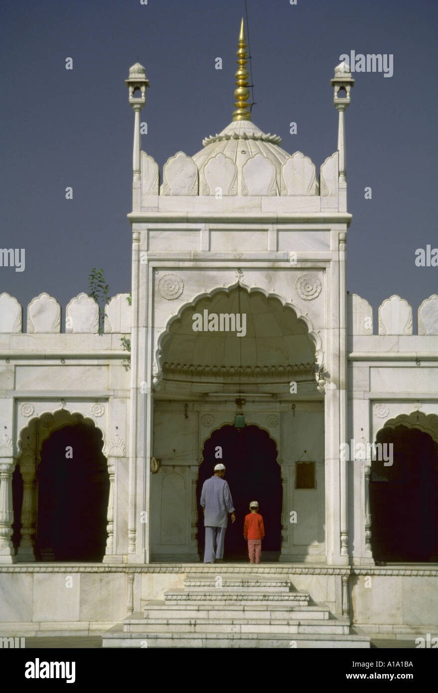 Uomo e bambino camminando nel tempio a moti Masjid India Foto Stock