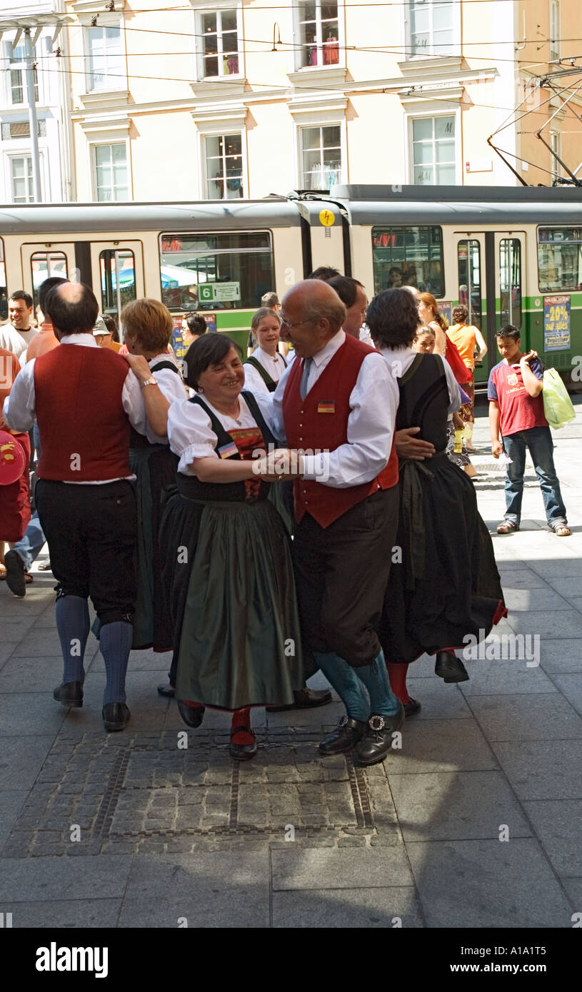 Austria Stiria Graz visita tedesco ballerini folk dare una street performance Foto Stock