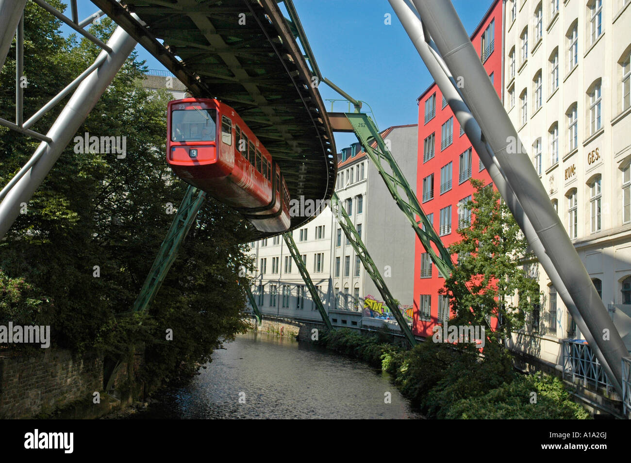 Ferrovia sospesa al di sopra della Wupper, Wuppertail, Nord Reno-Westfalia, Germania Foto Stock
