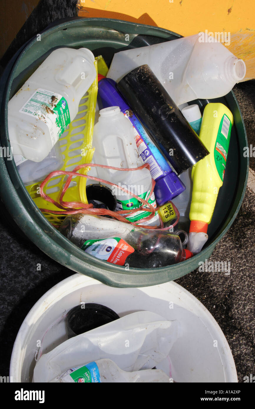 Il riciclaggio dei rifiuti domestici di raccolta in plastica Foto Stock