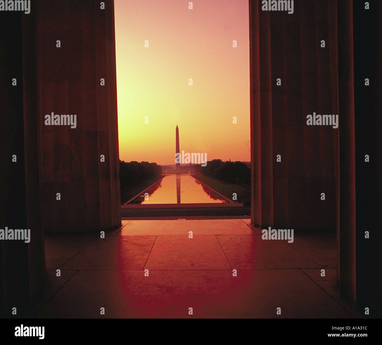 Vista del Monumento di Washington e la piscina che riflette attraverso le colonne del Lincoln Memorial al crepuscolo Washington DC Foto Stock