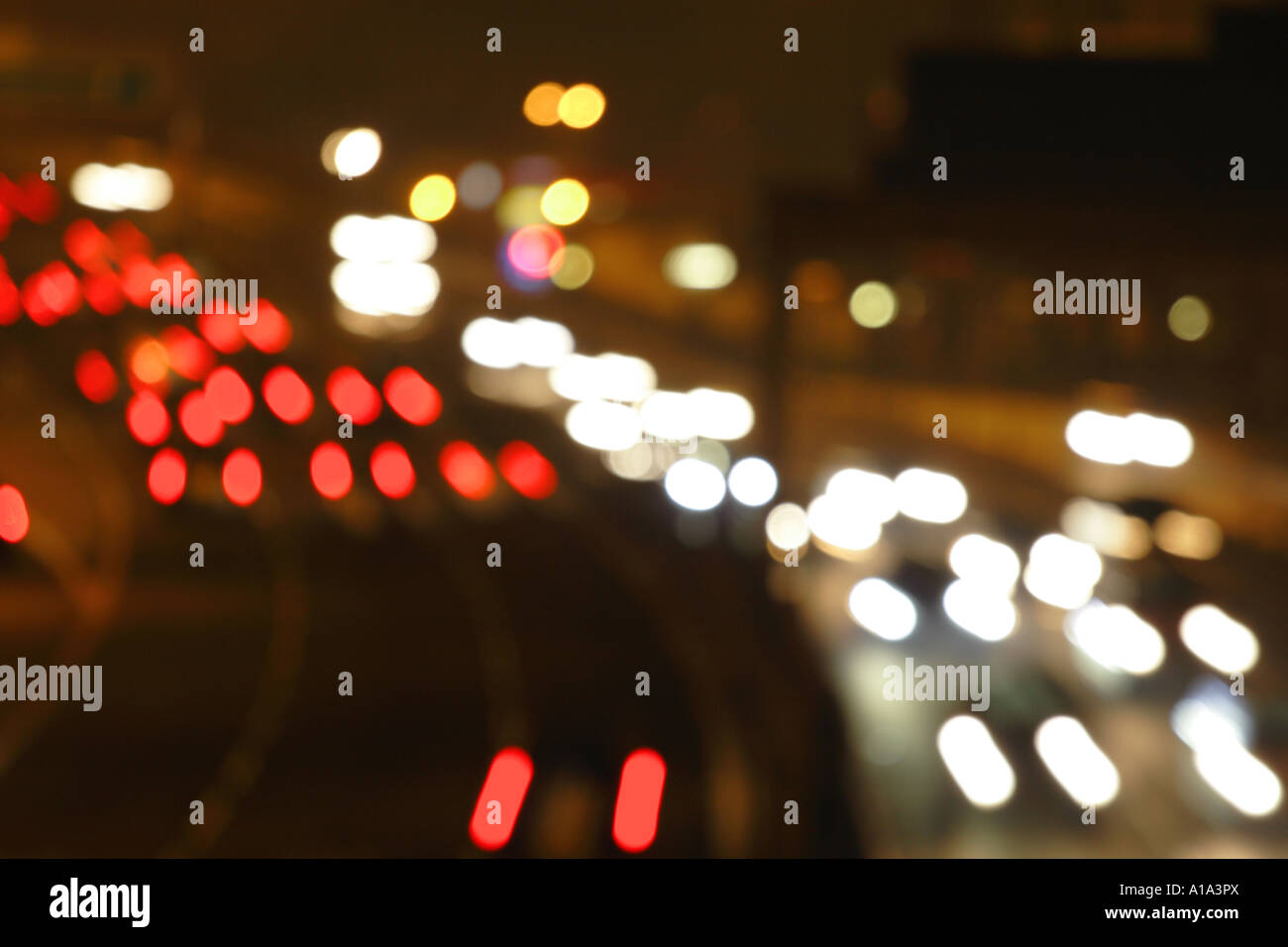 Fari di automobile sera rush hour in inverno lungo la A3, la strada principale di pendolari a Londra la deliberata la sfocatura di movimento il concetto di effetto Foto Stock
