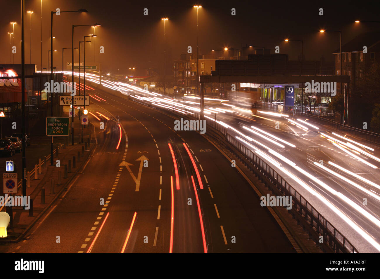 Sera Rush Hour in inverno lungo la A3, la strada principale di pendolari a Londra Foto Stock