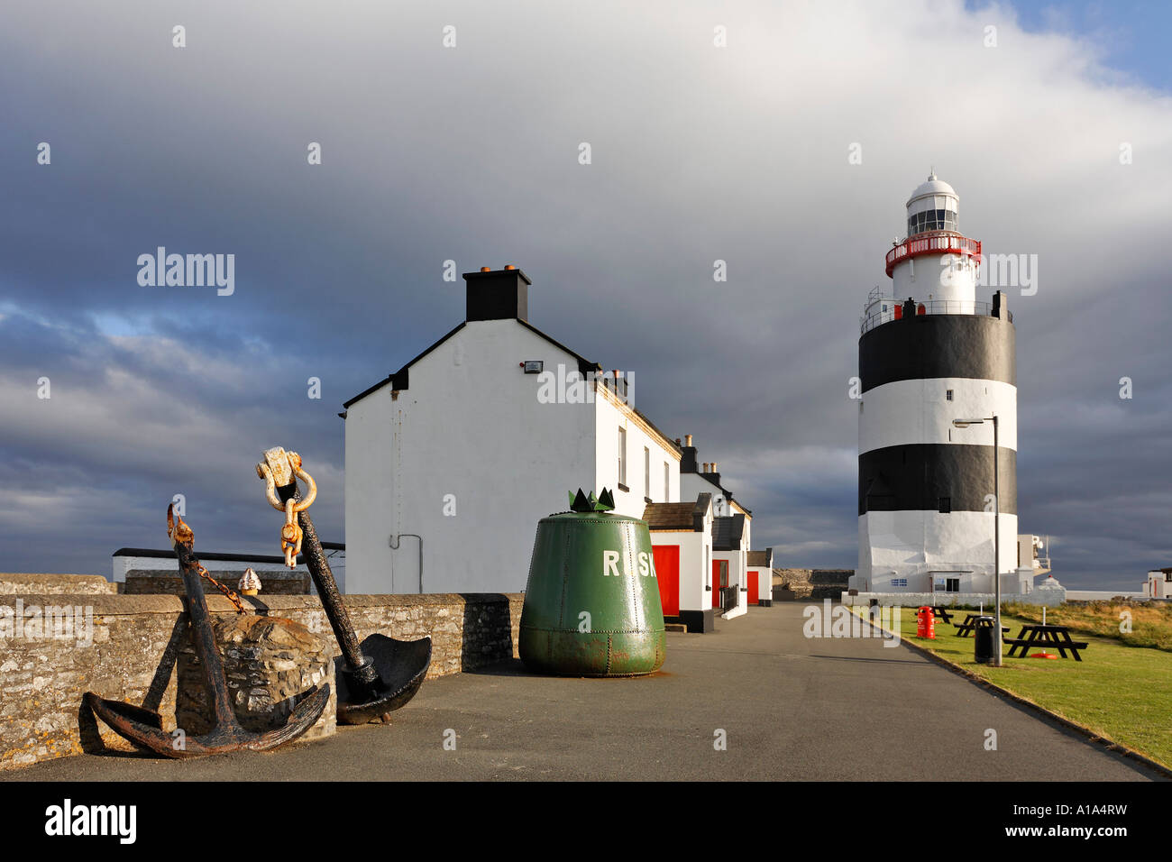 Ancora e buoje al faro di Hook´s Head che risale al 13.th secolo, Contea di Wexford, Irlanda Foto Stock