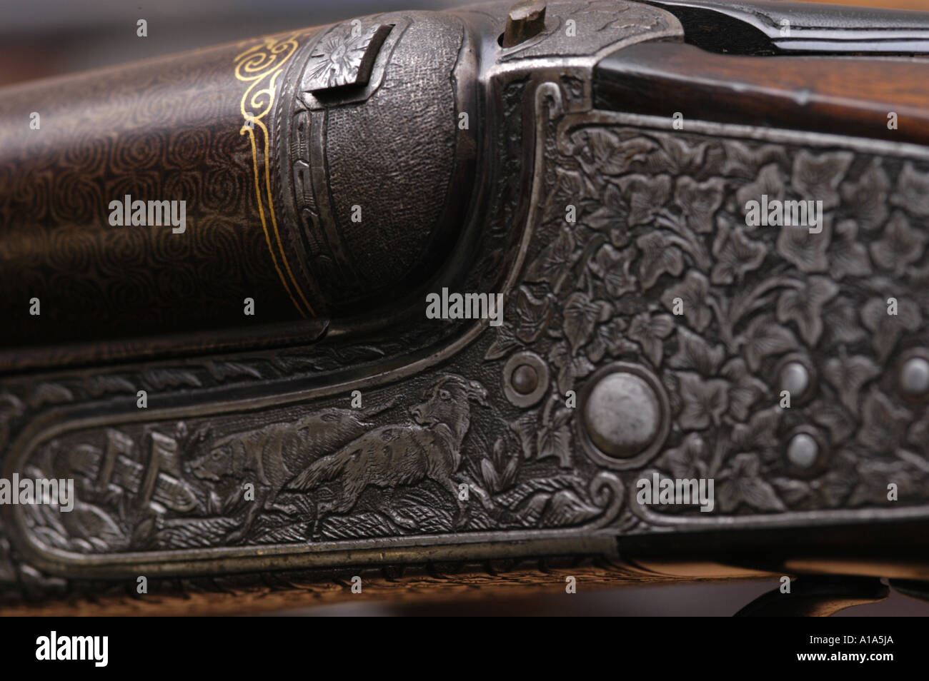 Fucile da caccia Vintage circa novecento con damasco barilotto di acciaio barrell e paese di scena l'incisione Foto Stock