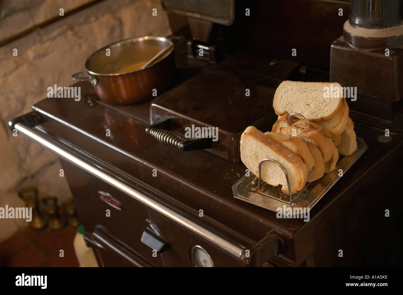 Toast sul fornello Rayburn nella casa colonica Devon England Regno Unito Foto Stock
