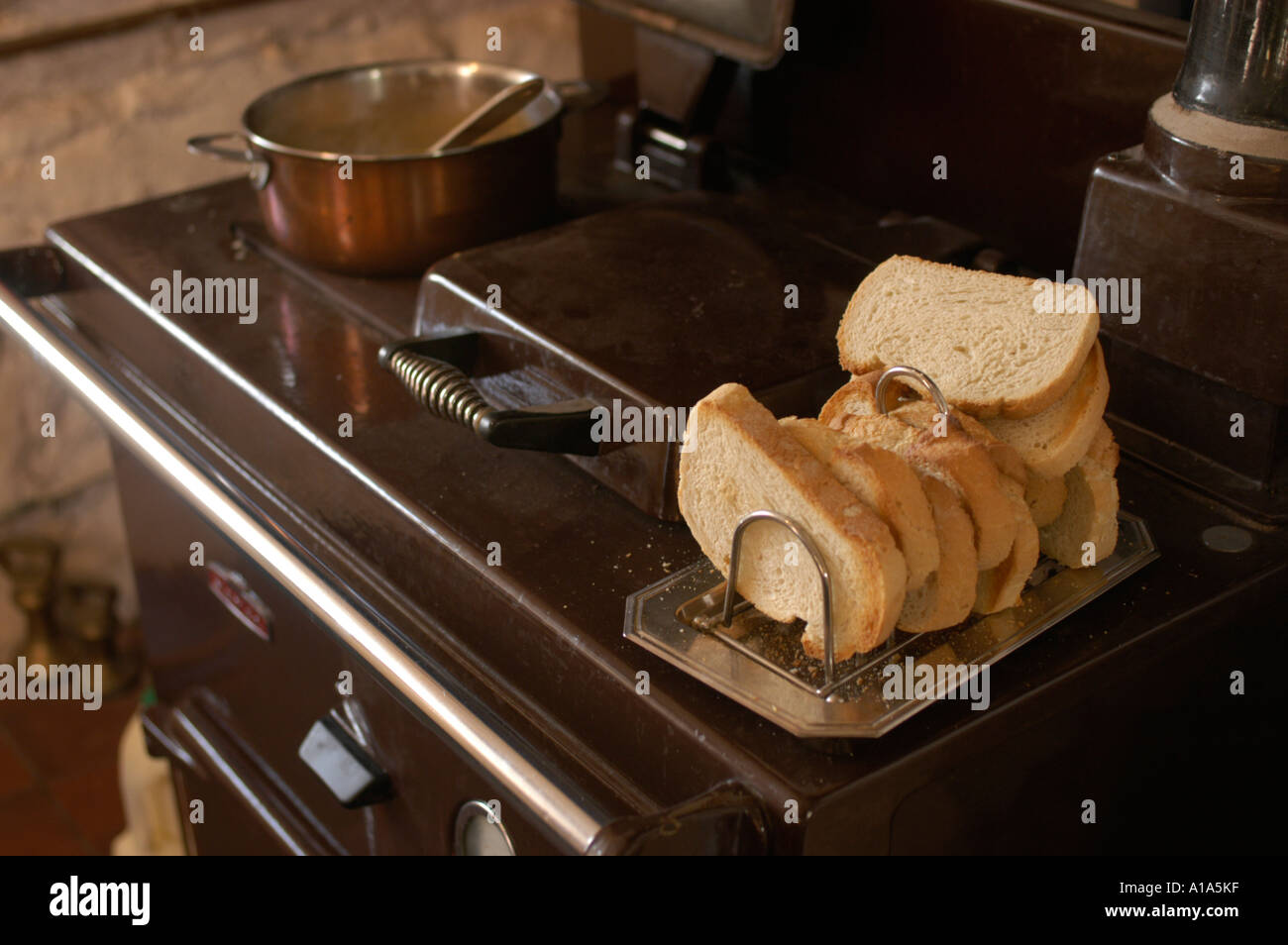 Toast sul fornello Rayburn nella casa colonica Devon England Regno Unito Foto Stock