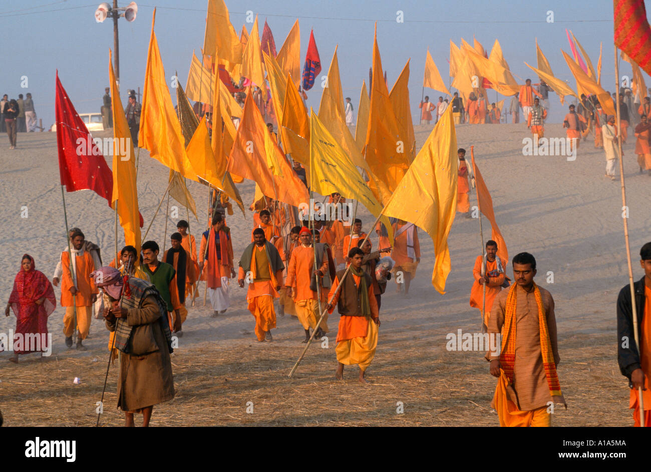 Parmanth Ashram elaborazione al Sangam per Ganga Aarti le preghiere della sera, Maha Kumbh Mela 2001, Allahabad, Uttar Pradesh, India Foto Stock