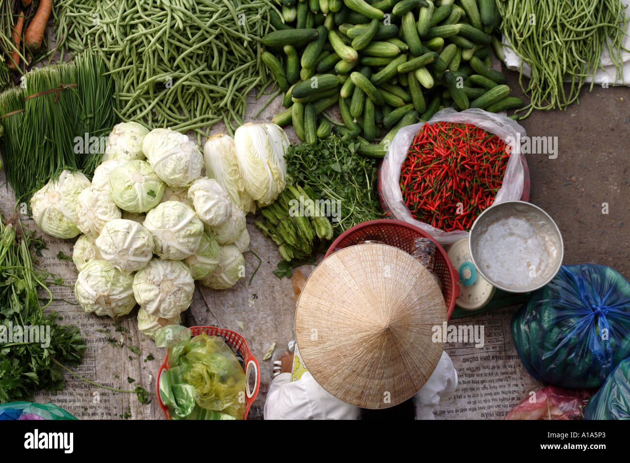 Donna vendita di prodotti freschi, il Delta del Mekong, Vietnam Foto Stock