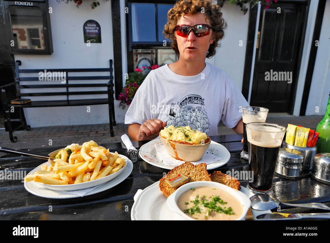 Un opulento pasto pub, cranio, Cork, Irlanda Foto Stock