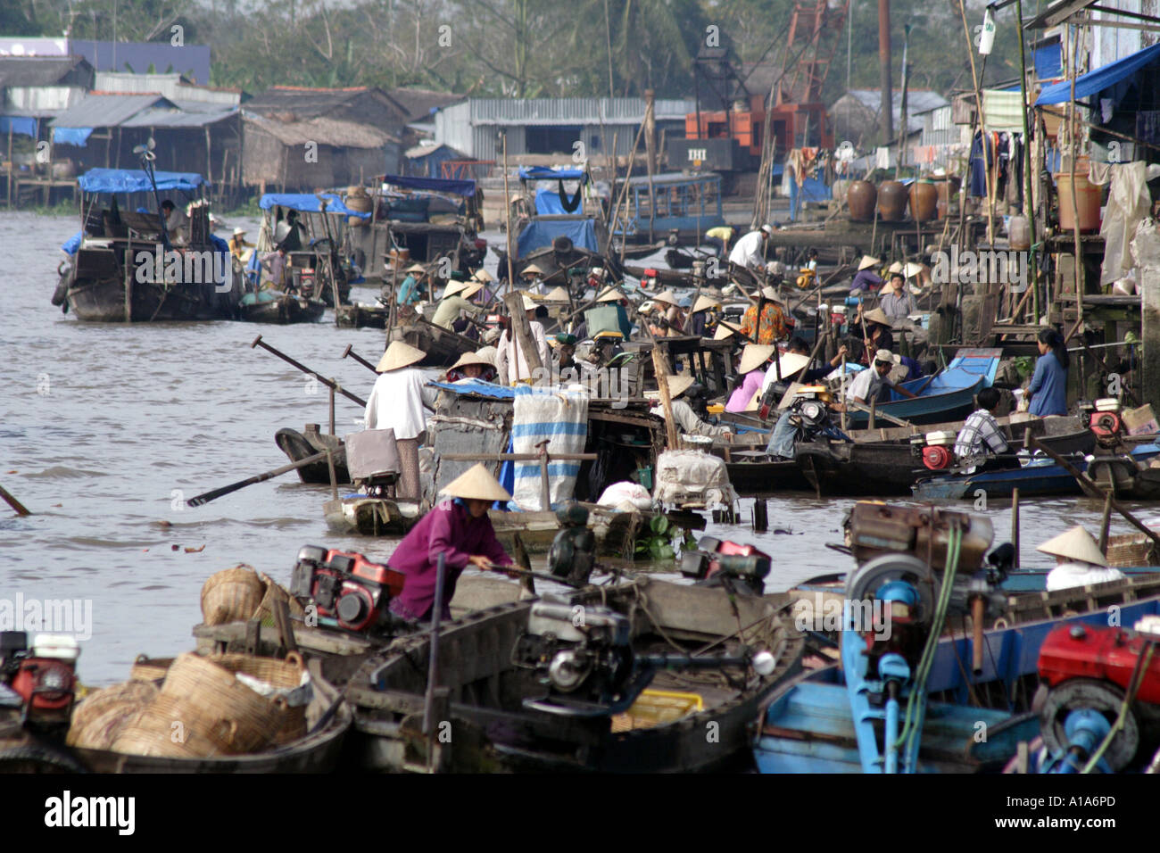 Occupato il mercato galleggiante, Vietnam Foto Stock