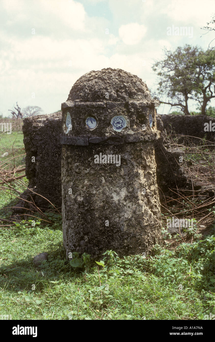 Pilastro tomba con inserti del XVI secolo cinese dei Ming bocce in Mambrui Vicino Malindi Kenya Coast Africa orientale Foto Stock