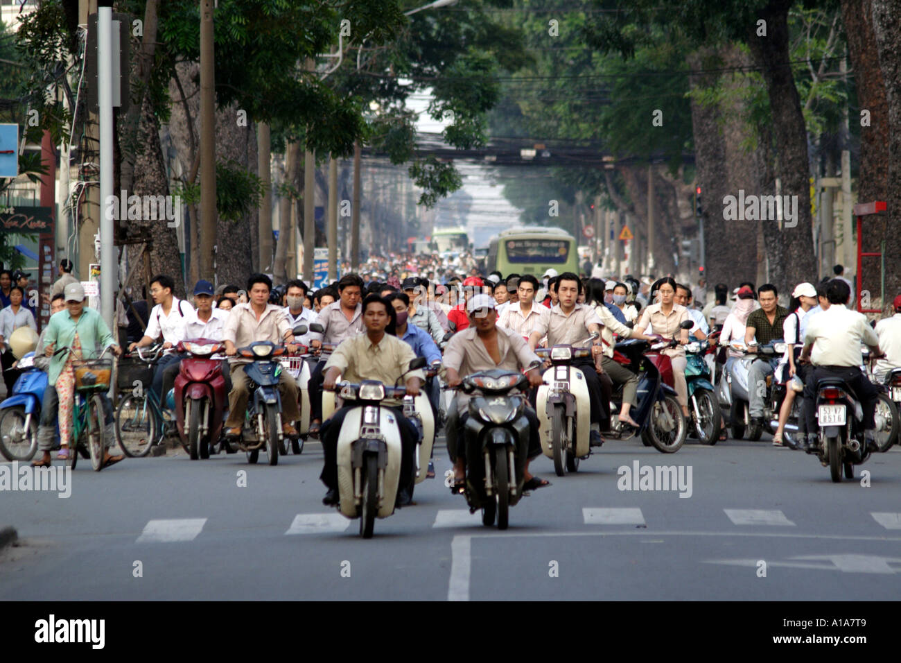 Molto occupato il traffico della strada in Saigon Ho Chi Minh, Vietnam III Foto Stock