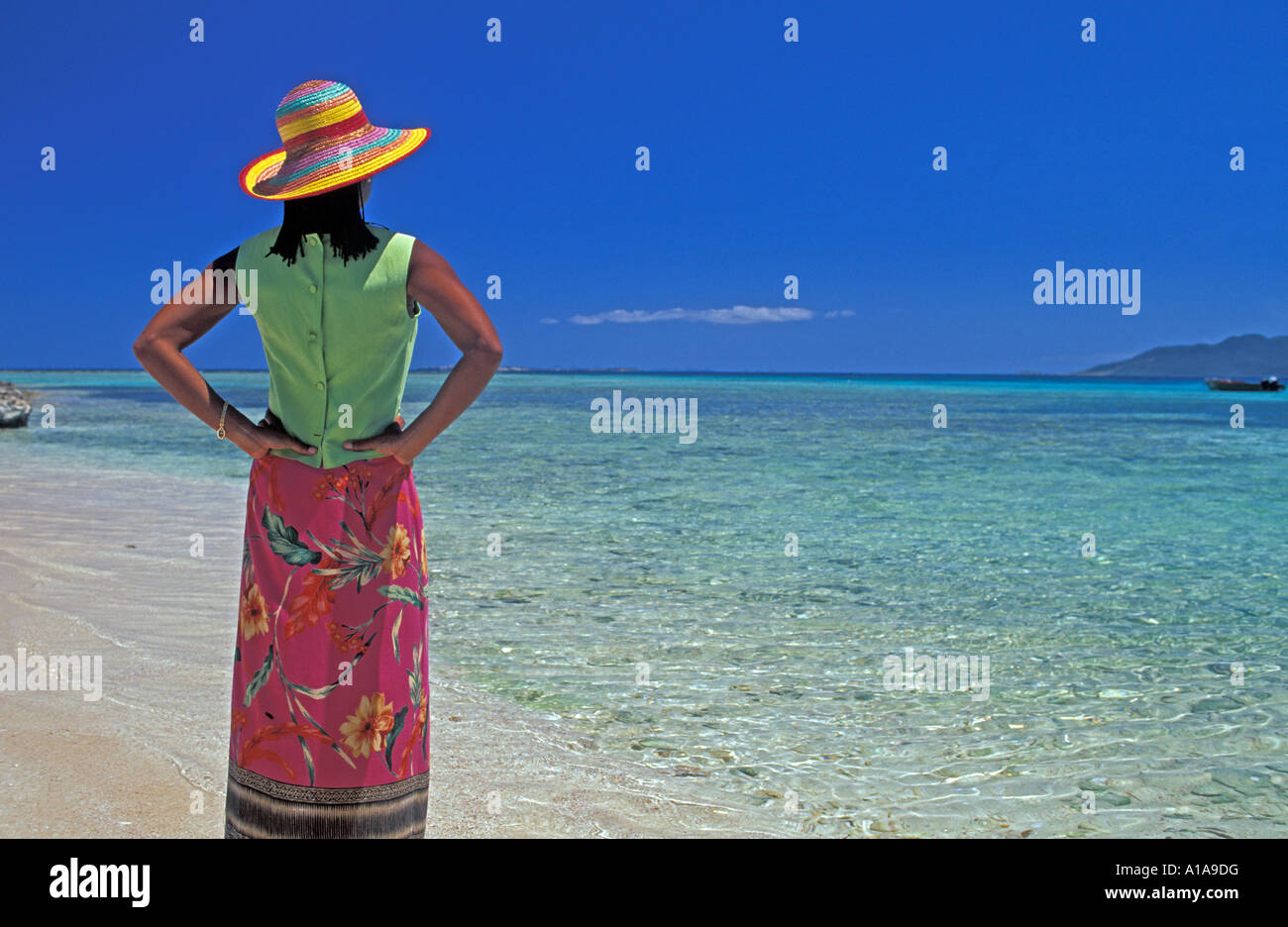 Caribbean west indies donna locale sorge sulla spiaggia accanto al mare dei Caraibi Foto Stock