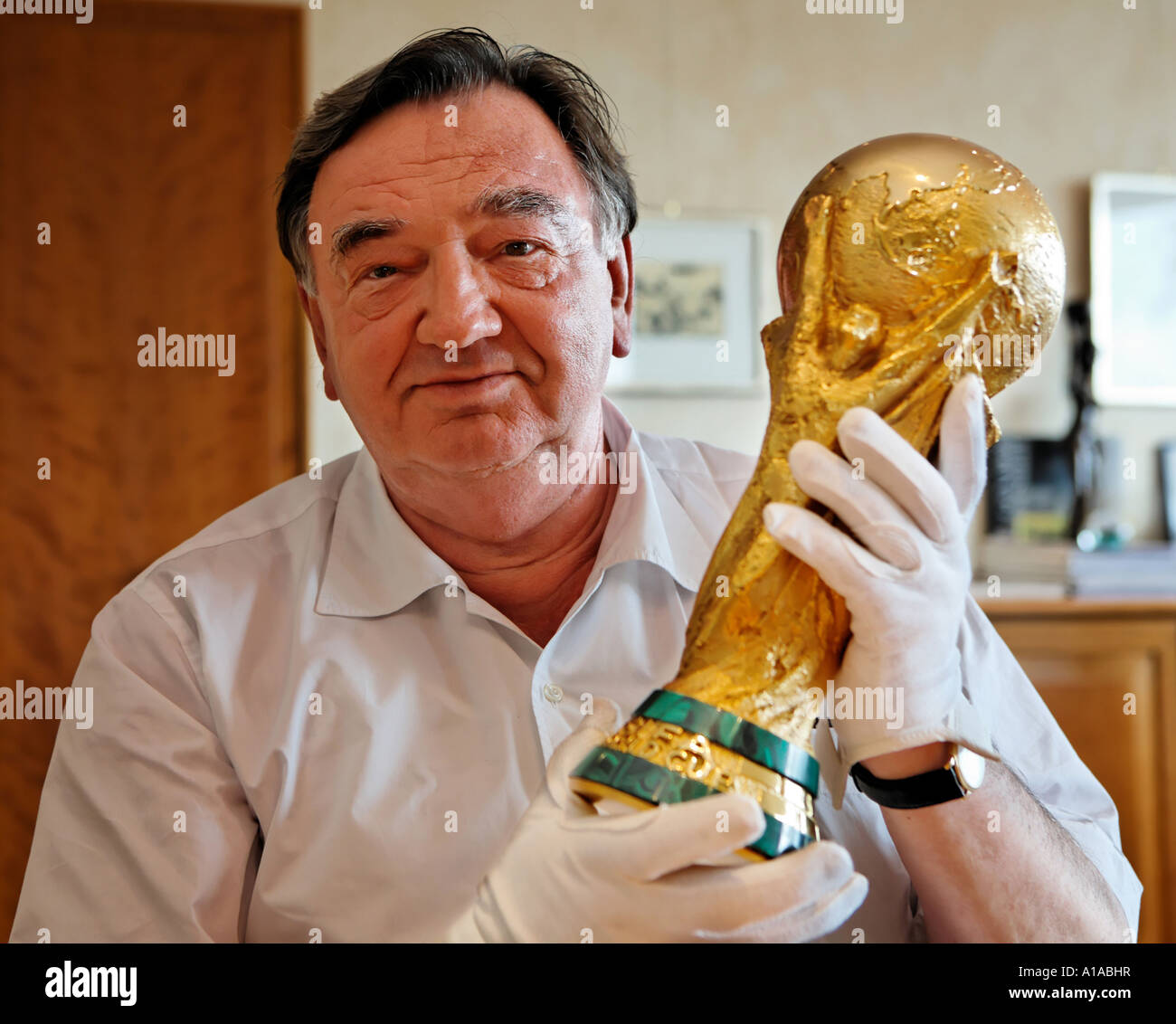 L'ex re di musical, Rolf Deyhle, è il solo proprietario privato di una replica della Coppa del Mondo FIFA Foto Stock
