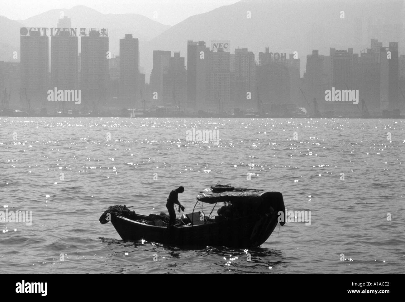 Pescatore in Victoria Harbour Hong Kong Foto Stock