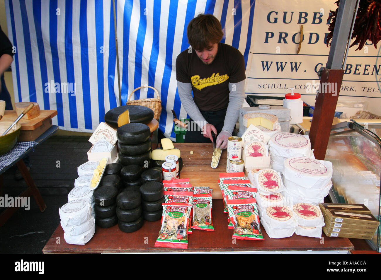 Formaggio di vendita sul mercato a Kinsale , cork , munster , Irlanda , in Europa Foto Stock